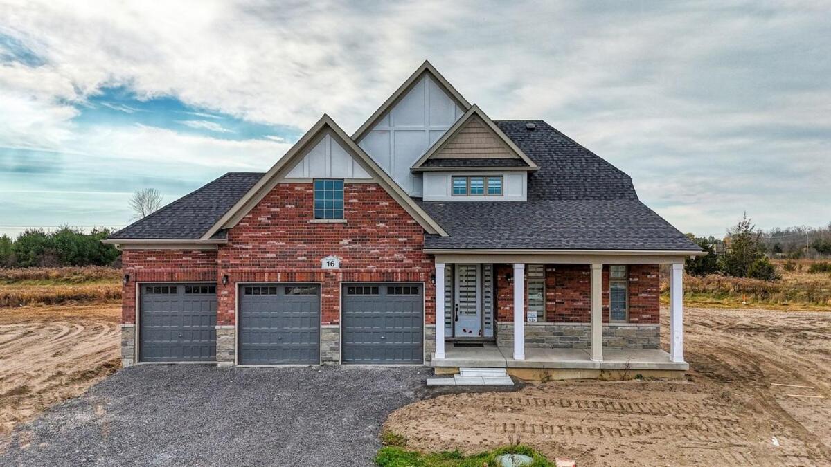Youngs Cove Chalet in Prince Edward County - B&B