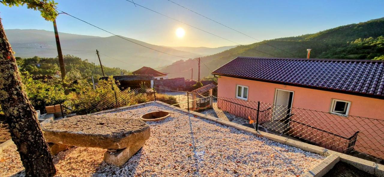 Casas Cor de Rosa - B&B São Martinho das Moitas