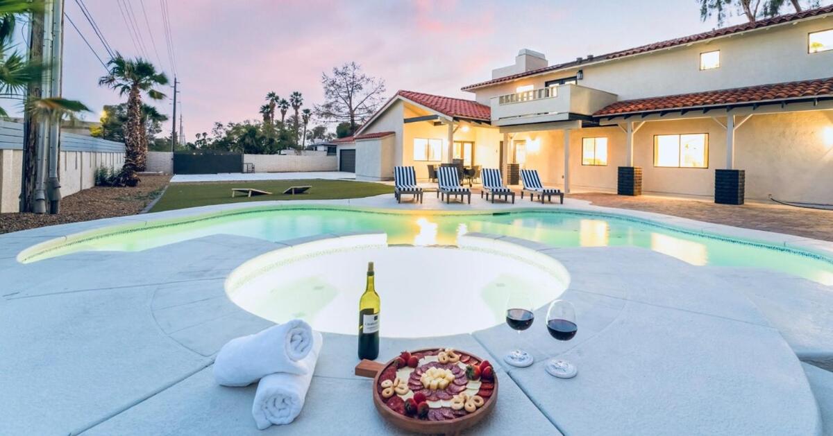 Big Groups, Heated Pool, 10 Mins To Strip, Games - B&B Las Vegas