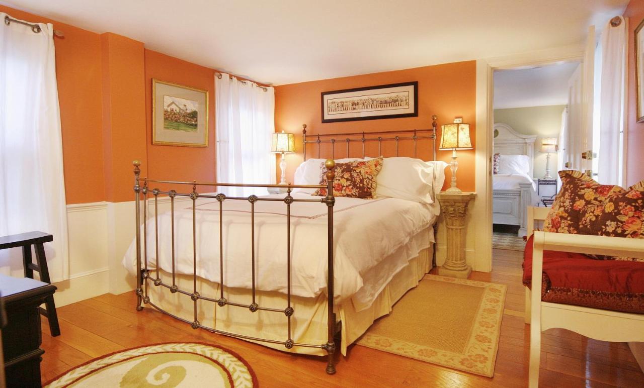 Queen Room with Private Bathroom
