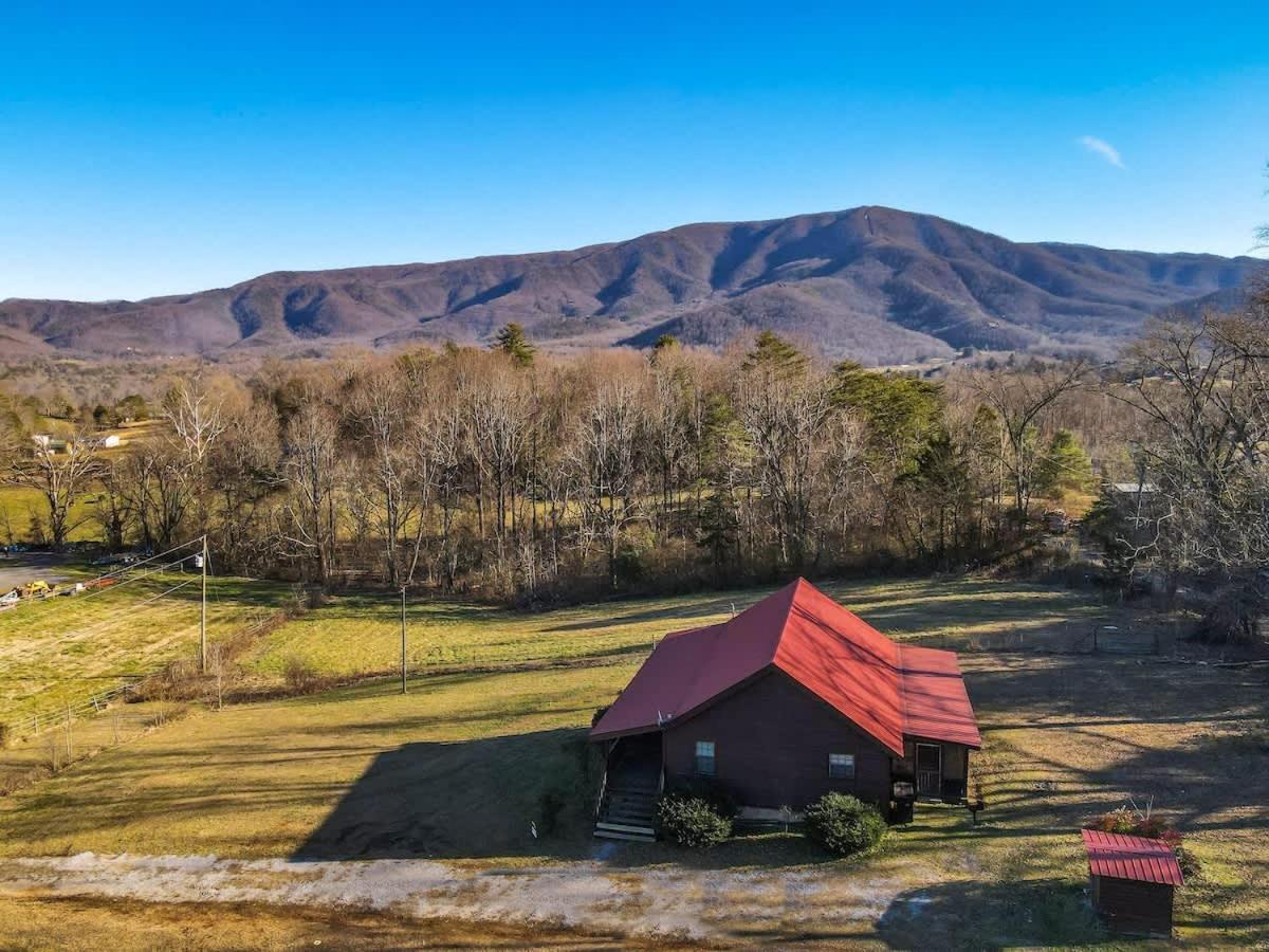 Beautiful View! Log cabin,Fireplace,Hot Tub,Arcade,Pool,Fishing - B&B Sevierville