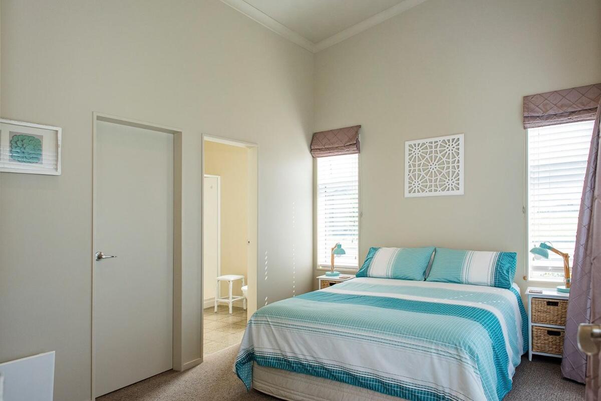 Ocean Blue, sunny beach home close to surf & shops - Ferienwohnung Waihi Beach