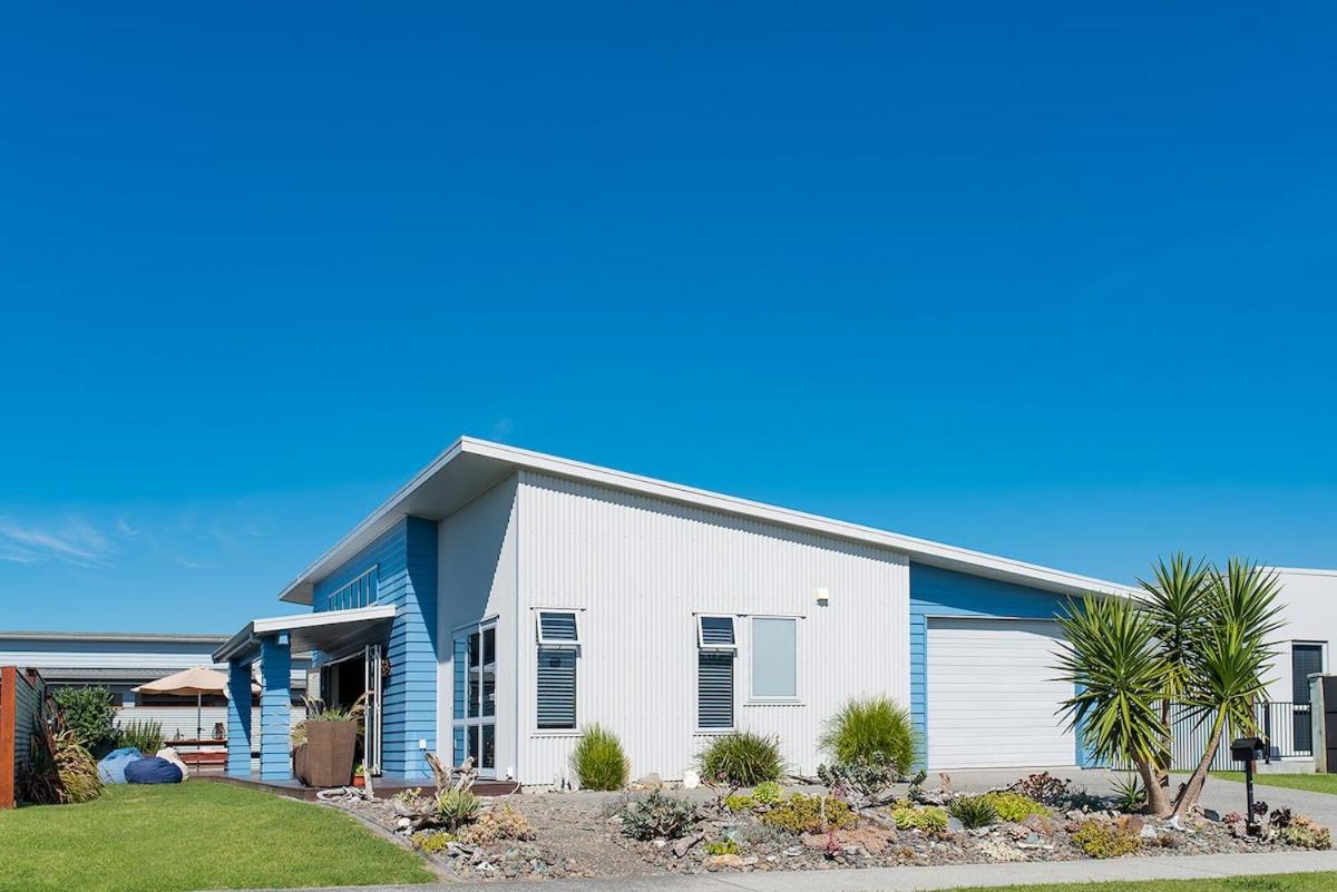 Ocean Blue, sunny beach home close to surf & shops - Bed and Breakfast Waihi Beach
