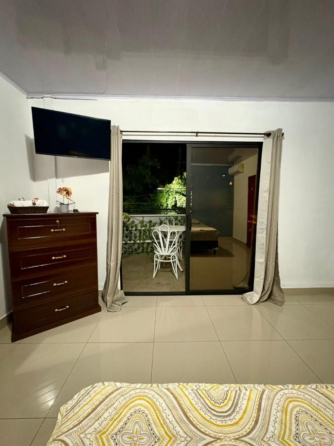 Zimmer mit Queensize-Bett und Balkon