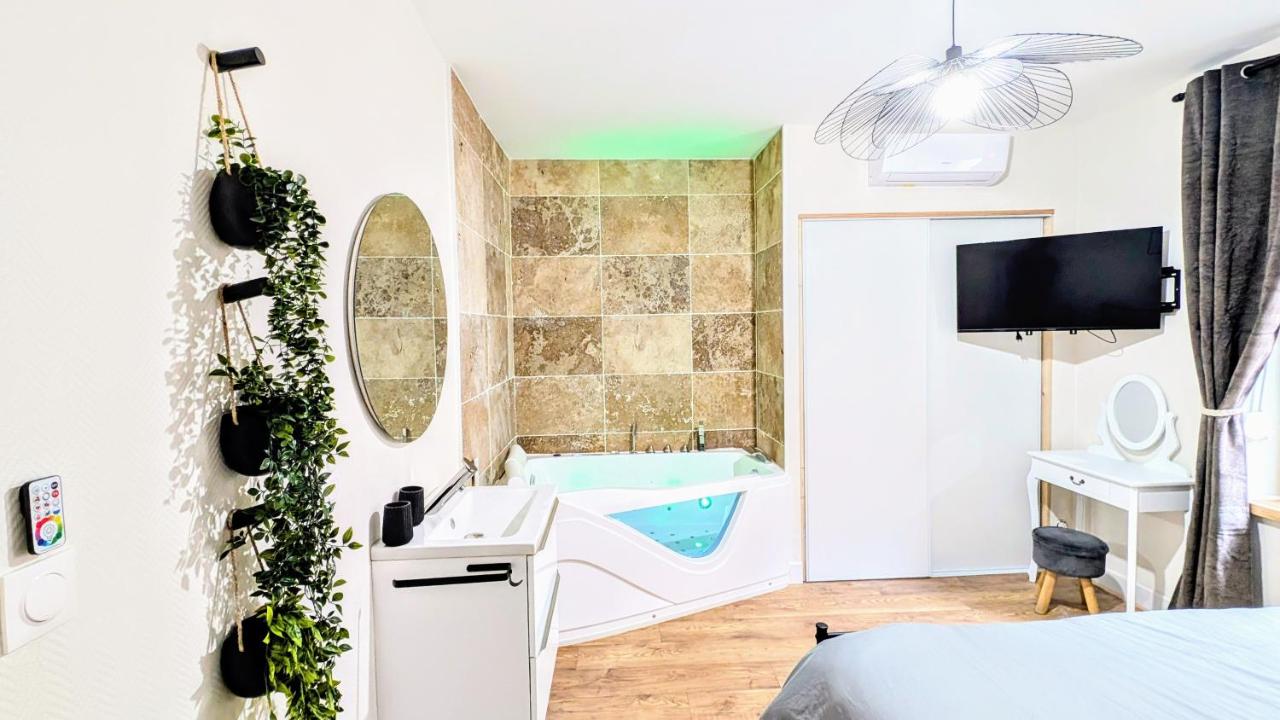 Deluxe One-Bedroom Apartment