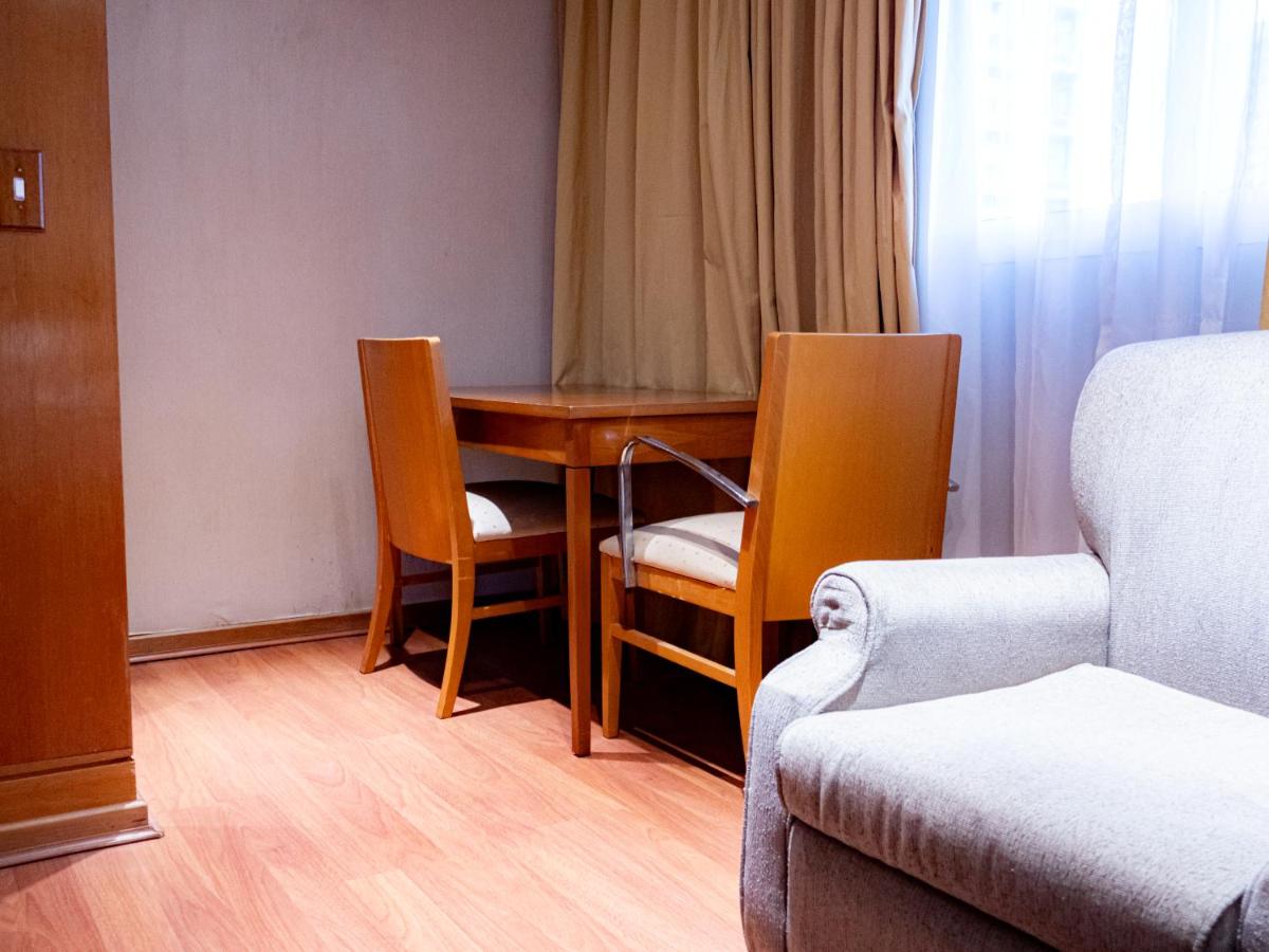 Kamer met Kingsize Bed en Uitzicht op het Zwembad