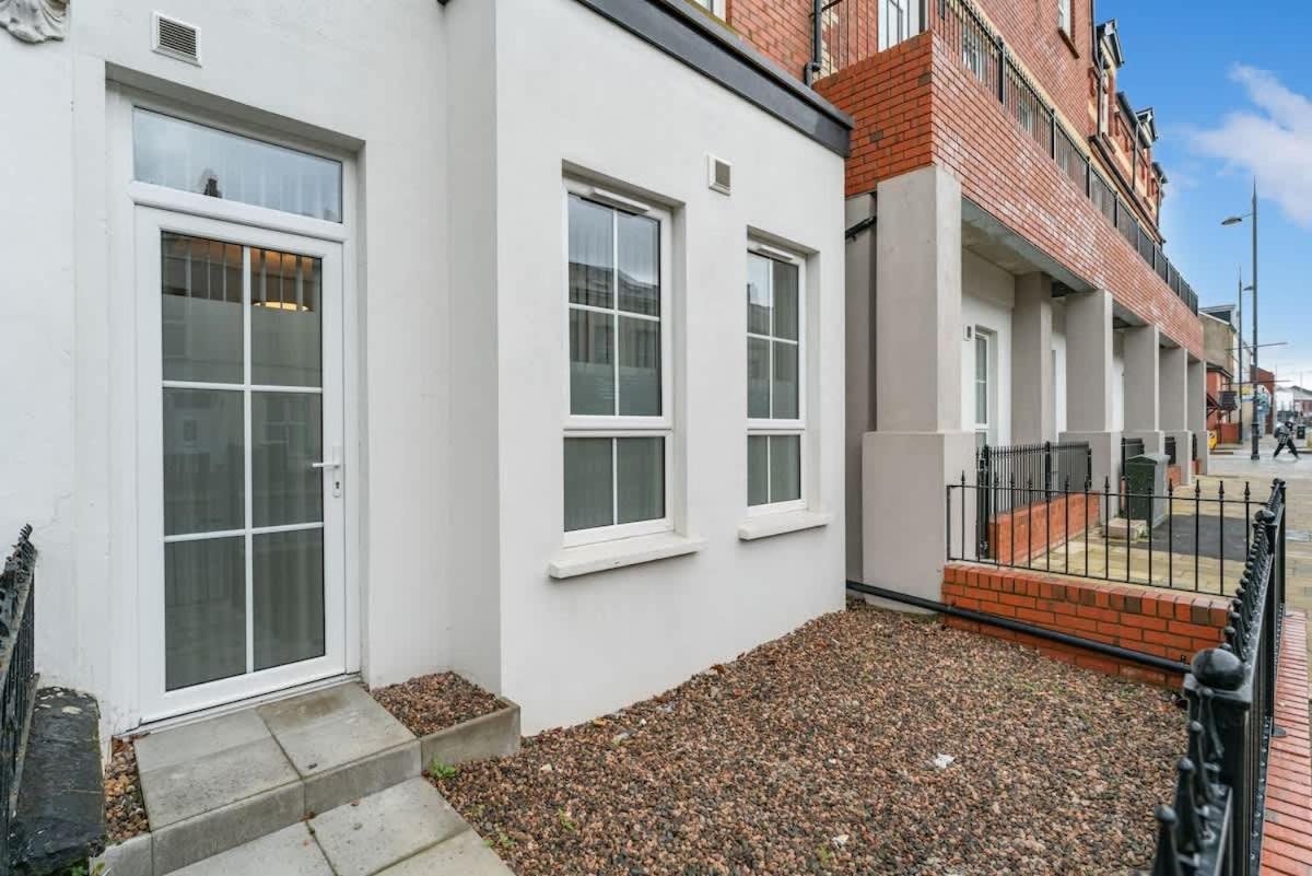 Airy and Modern 1 BR apartment walk to centre - Chambres d’hôtes Belfast
