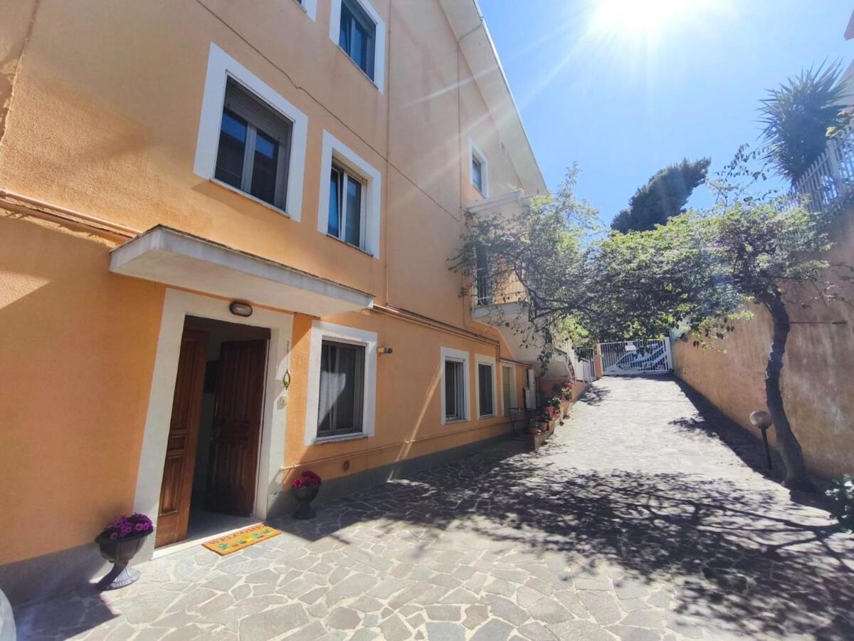 Casa Cavallaro con Piscina estiva, giardino e parcheggio - Chambres d’hôtes Pescara