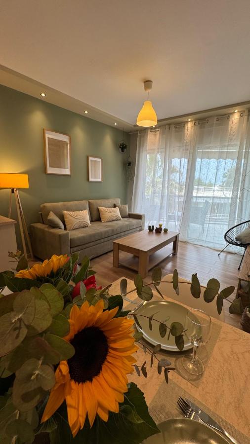 Appartement met 1 slaapkamer, een terras en uitzicht op zee.