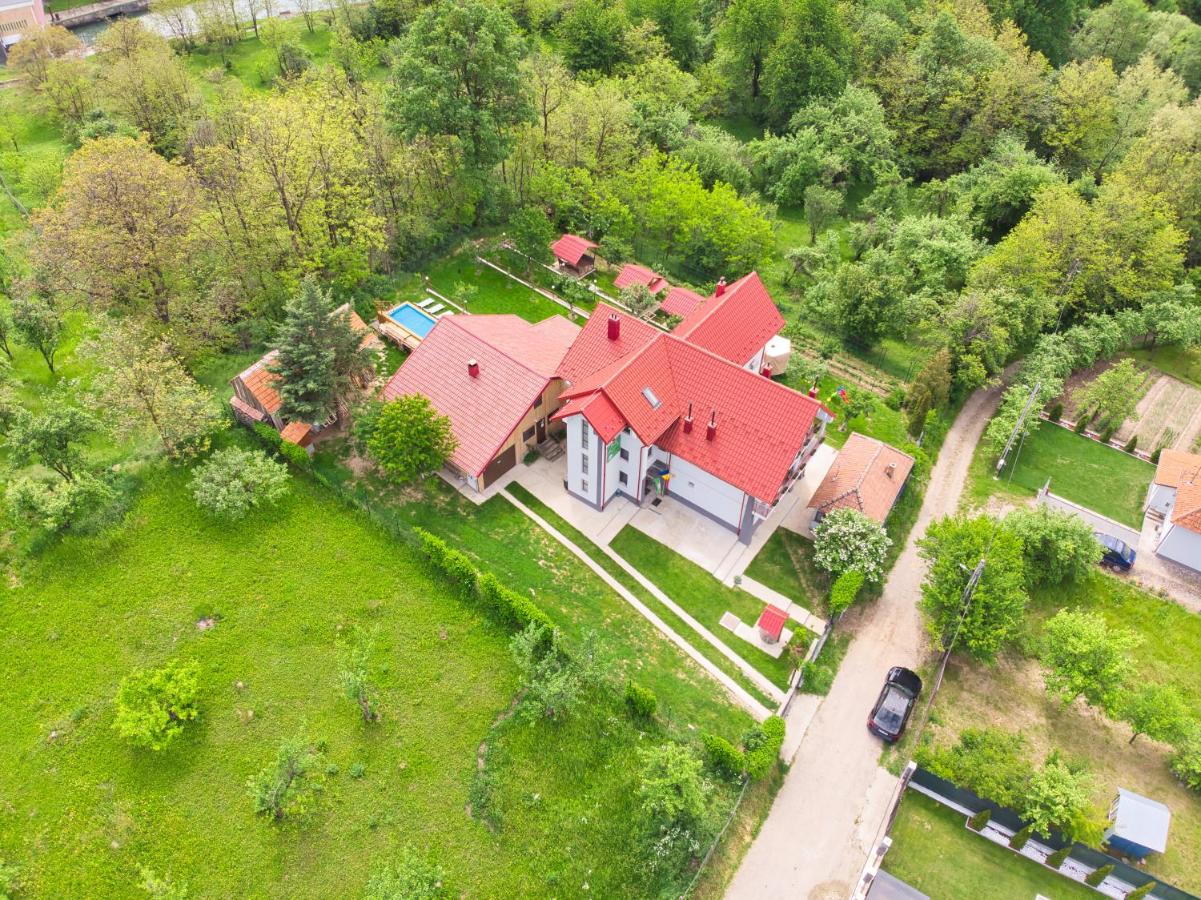 Perla Argesului, Ciubar, Piscina, Lift, Gratar, Cabana, Pensiuni, Hotel Cazare Transfăgarasan Curtea de Arges - B&B