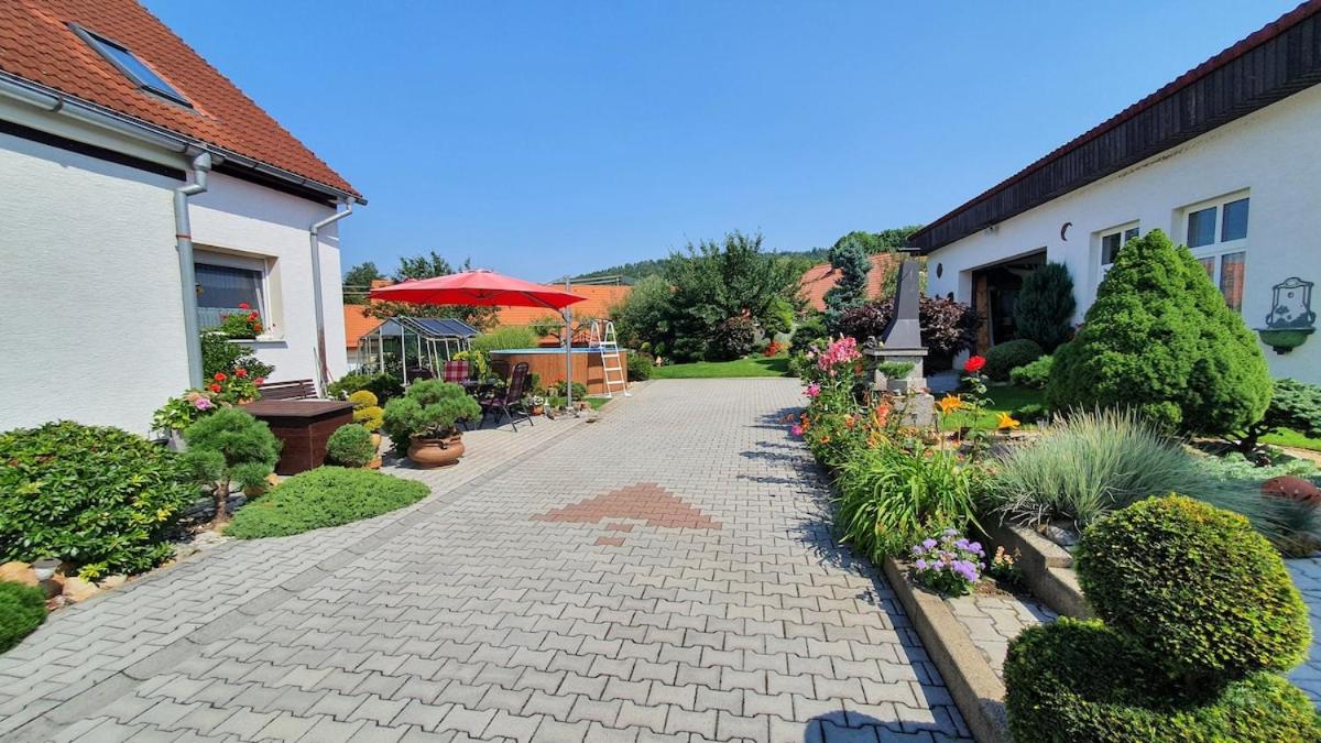 Complete living with a garden - Ferienwohnung Mochtín