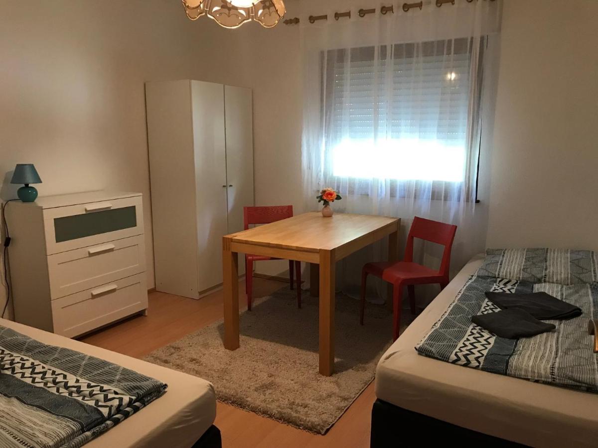 Camera Doppia con Letti Singoli e Bagno in Comune
