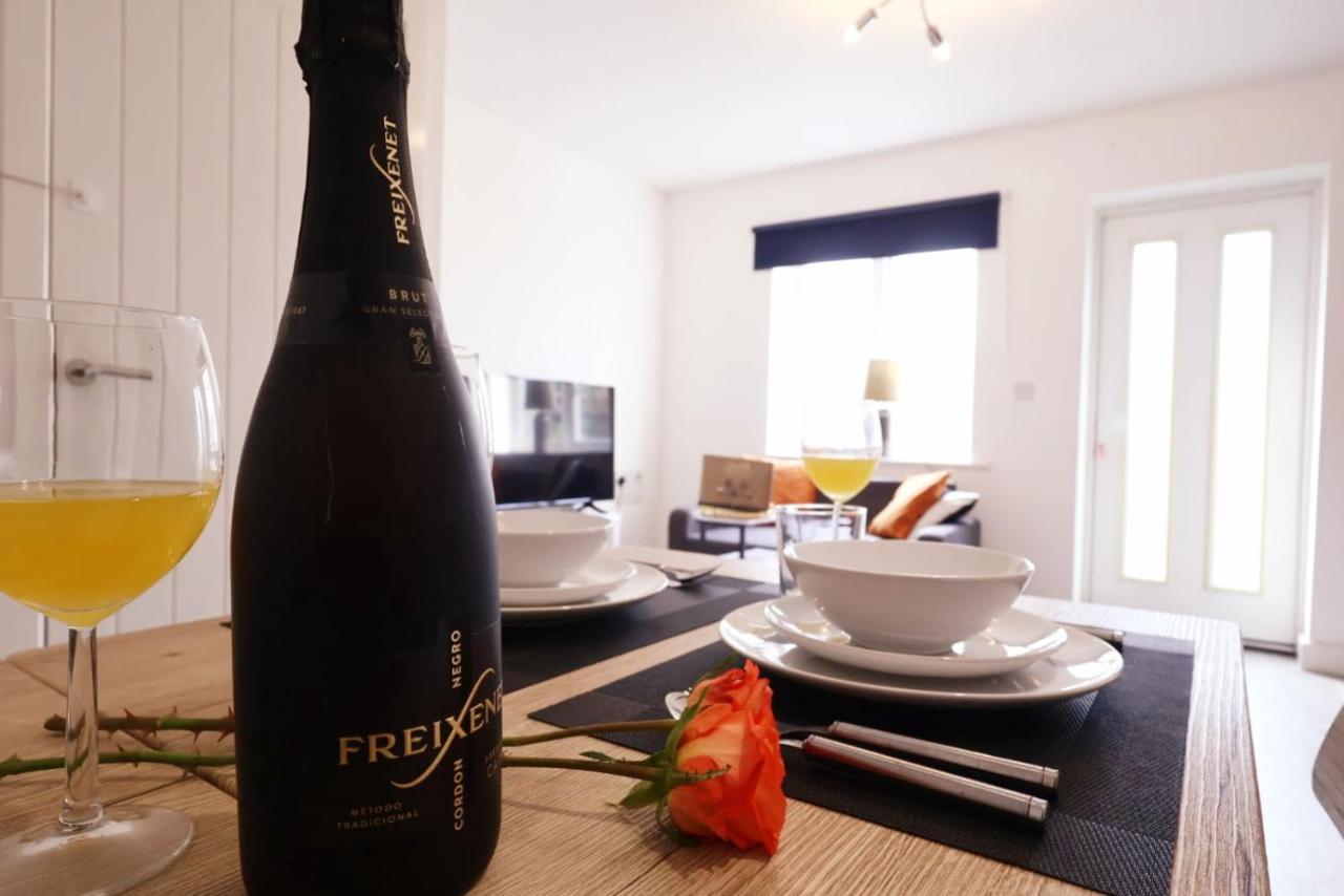 3BR House with 3 Bathrooms - Families - Professionals - Relocators - NEC - BHX - HS2 - JLR - Travel Cot Available - Pets Welcome - Free Parking - Bed and Breakfast Birmingham