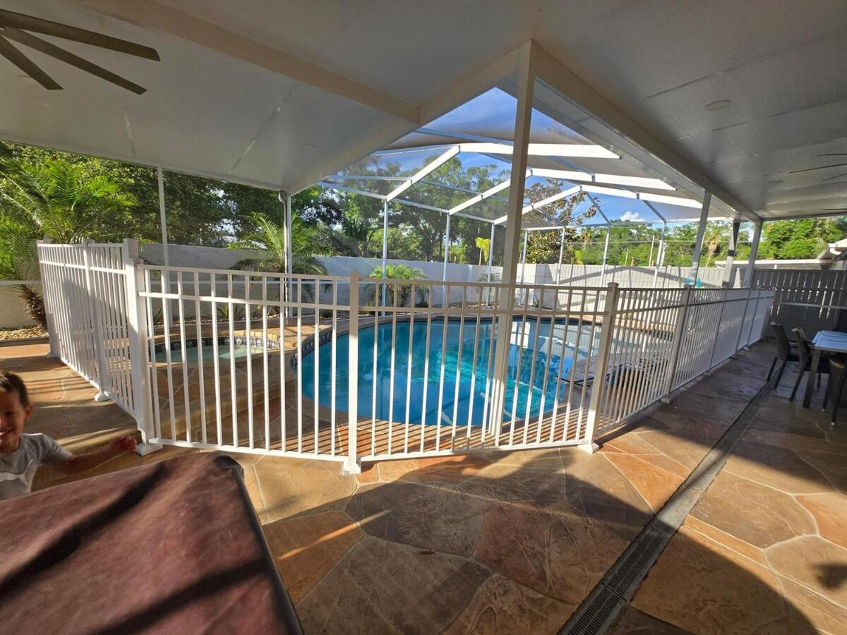 Family Oasis w Pool, Near Beaches and Parks - Chambres d’hôtes Tampa