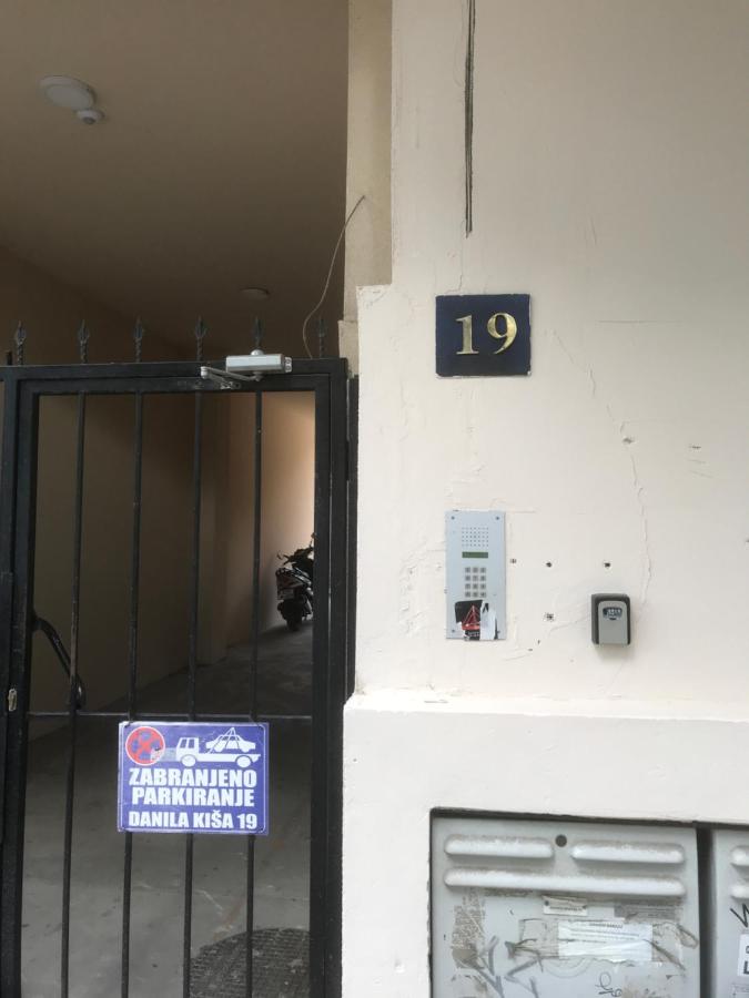 Apartman Kristina FREE parking - Ferienwohnung Novi Sad