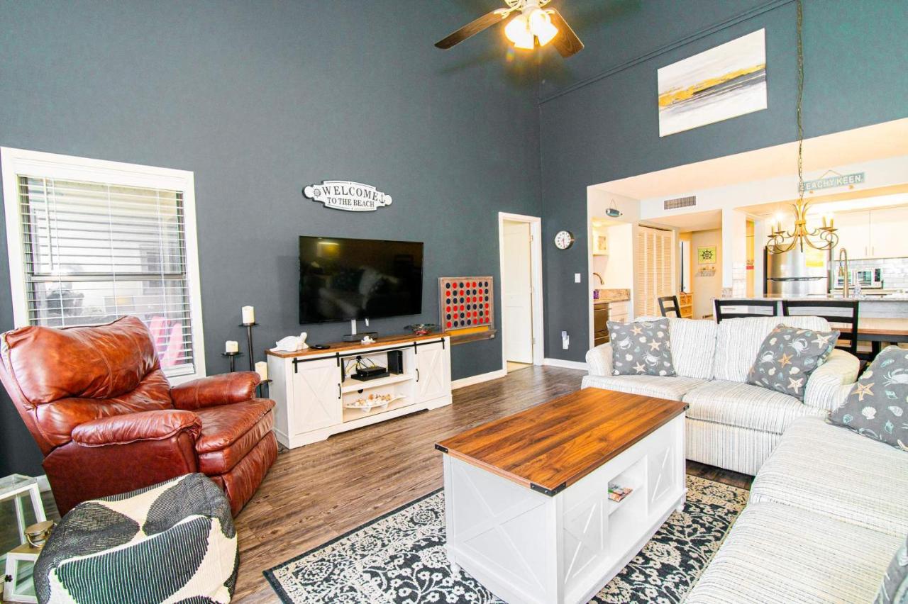 Shore Dr Lake View Retreat w Pools and Pickleball - Ferienwohnung Myrtle Beach