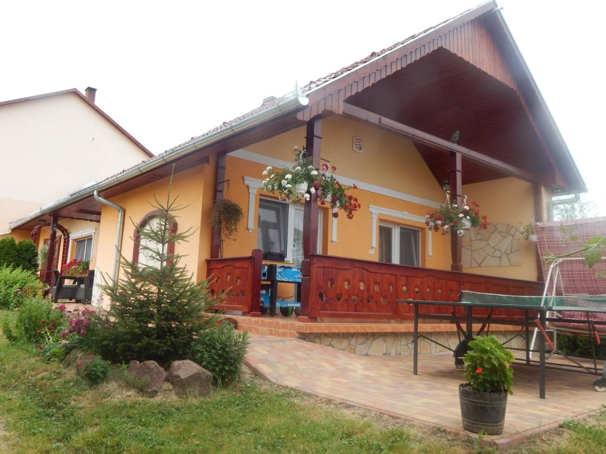 Andrea Vendégház - Bed and Breakfast Kehidakustány