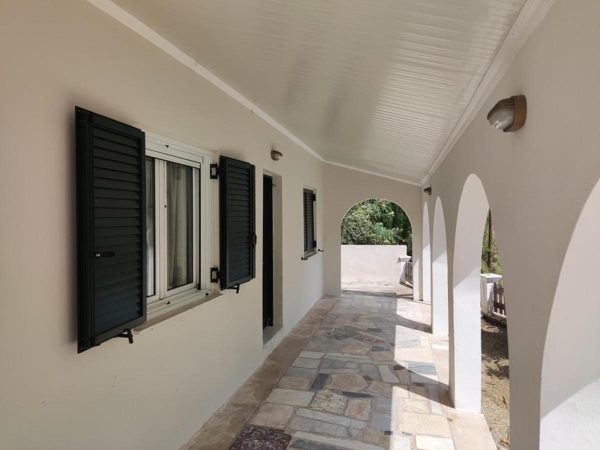 Villa Nikos Gialos - B&B Karousádes