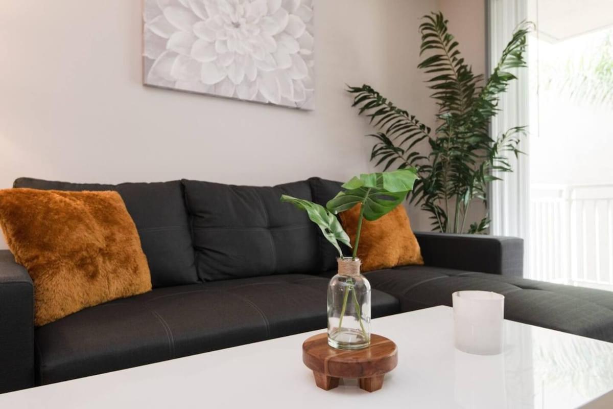 Cozy 2BR Apt in Downtown LA with Pool & Hot Tub - B&B Los Angeles