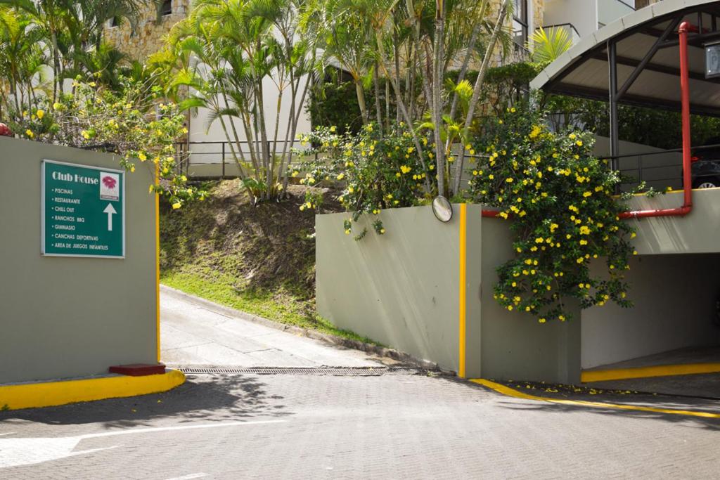 COSTA RICA, Apartamento en condominio Avalon Country Club,Santa Ana, terraza,balcon, restaurante, piscina, tenis,gimnasio- 310- 206 - Chambres d'hôtes Santa Ana