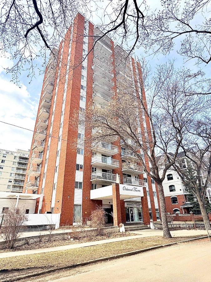 Stylish Downtown Condo near Rogers Place l Parking, Gym, Balcony & Kitchen - B&B Edmonton