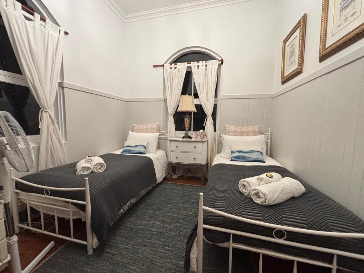 Tweepersoonskamer met 2 Aparte Bedden en Gedeelde Badkamer