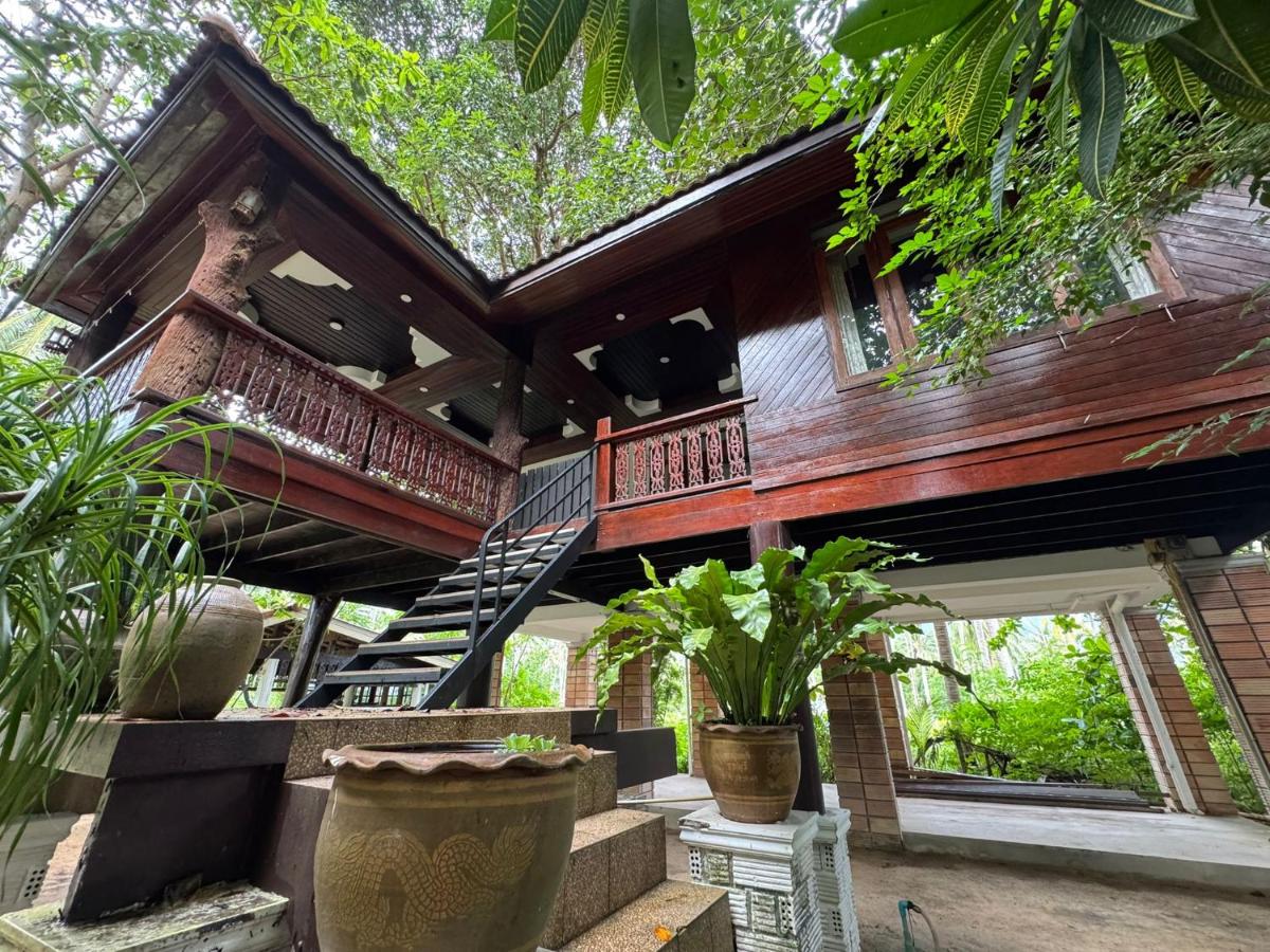 Wooden villa in resort with pool, 100m from the beach - B&B