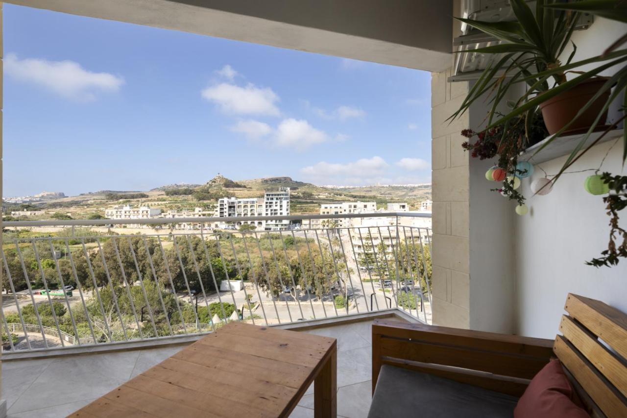 Spacious 3BD Apartment with Country Views & Large Front Terrace with Outside Furniture - Ferienwohnung Żebbuġ