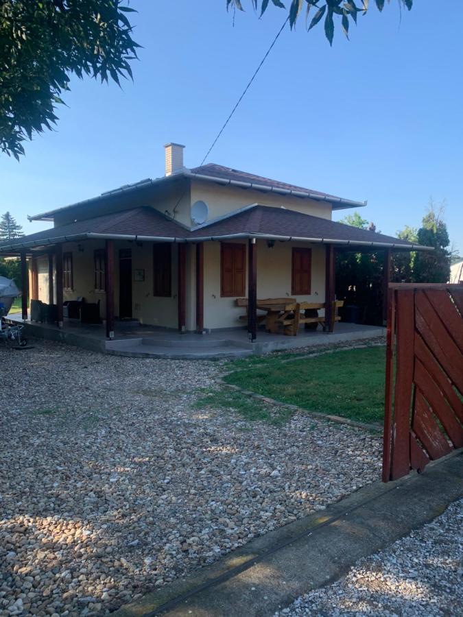 Kroni vendégház - B&B Tiszanána