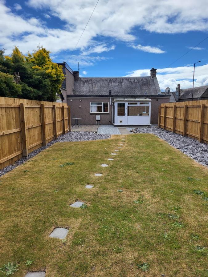 Central 2-bedroom bunglow with double sofa bed - B&B