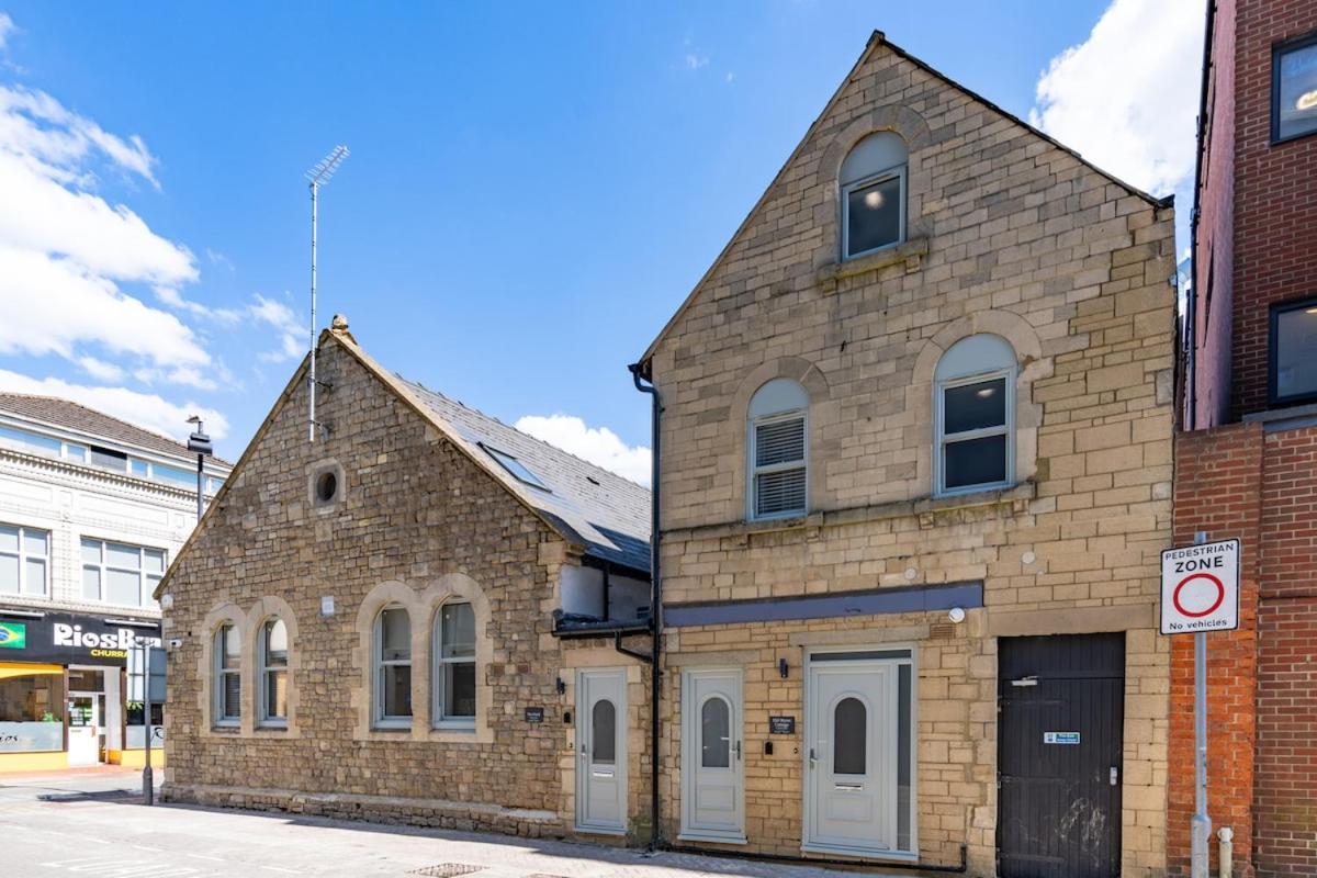Old Styne Cottage - 2 min to Station - Free Parking - Courtyard - Bed and Breakfast Swindon