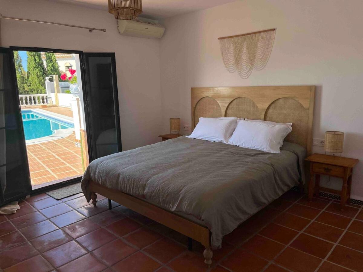 Villa Aroha - Huge Villa, Sea Views & 2 pools - Chambres d'hôtes Frigiliana