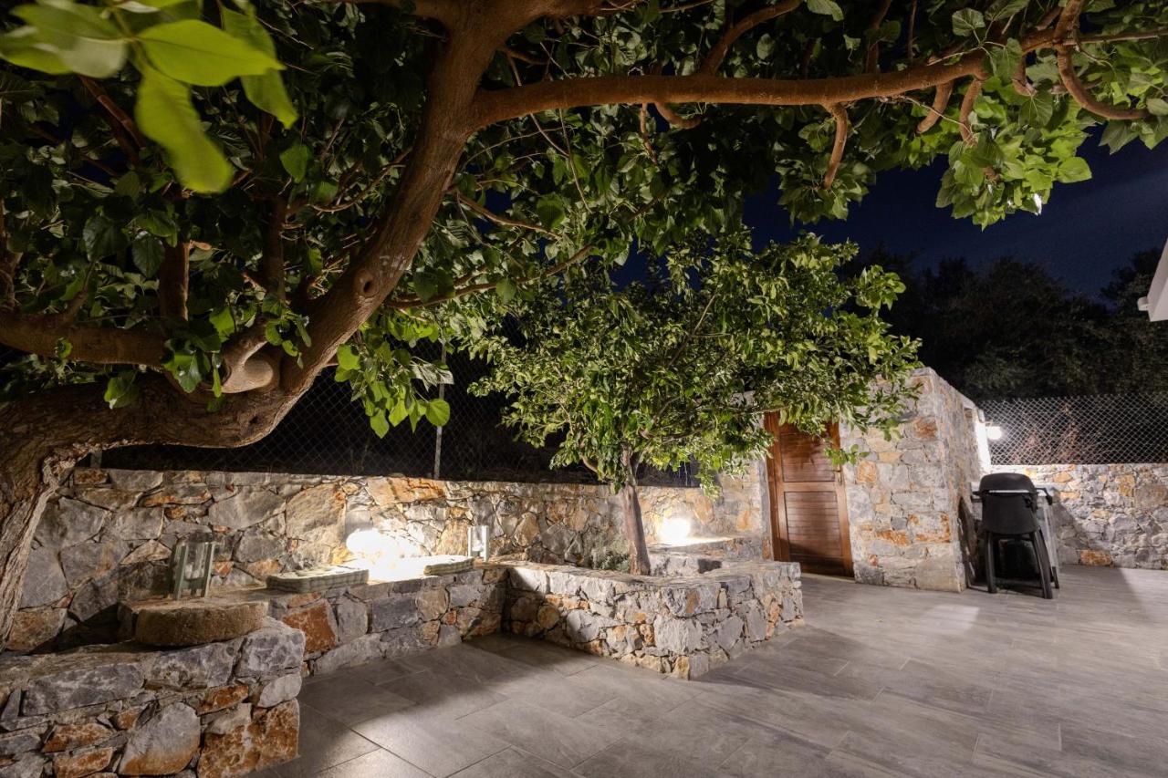 Chrisi Holiday Home - 500 sqm Private Gardens & Nature View - 300m by the sea - Chambres d'hôtes Almirida