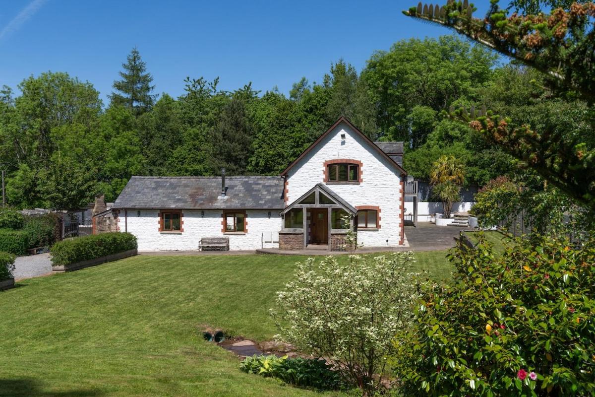 White Horse Farmhouse - Luxury Retreat - Bed and Breakfast Abergavenny