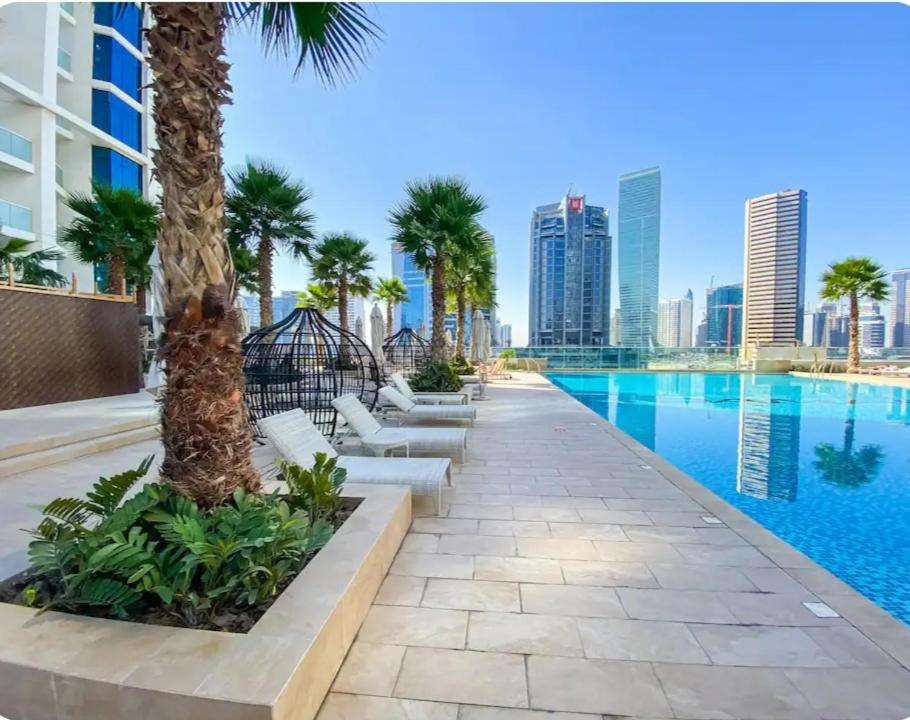 White Sage - Designer Studio with Canal View & Largest Balcony - Bed and Breakfast Dubai