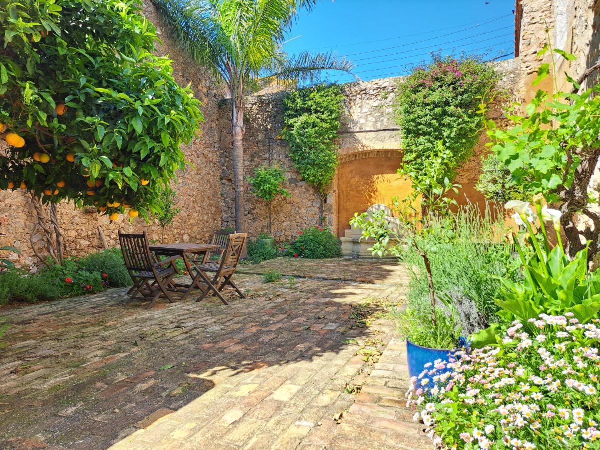 Casa Histórica con Piscina en la Costa Brava - B&B Bellcaire d'Empordà