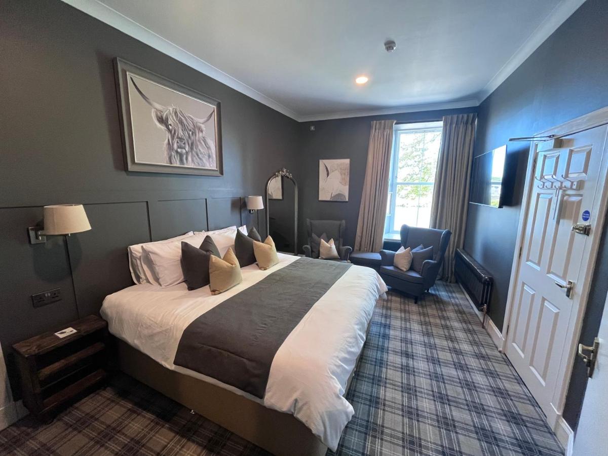 Habitación con cama extragrande y vistas al lago