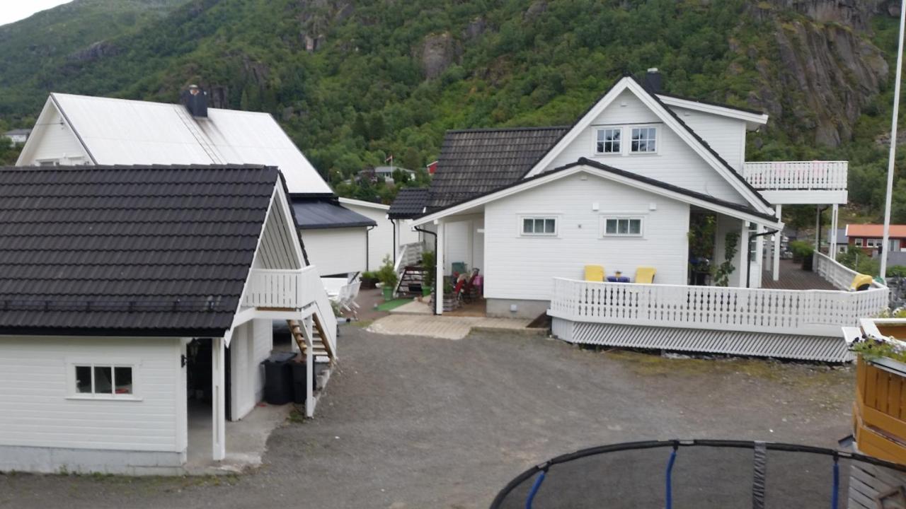 Stort hus med garasje, 3 soverom - Bed and Breakfast Svolvær