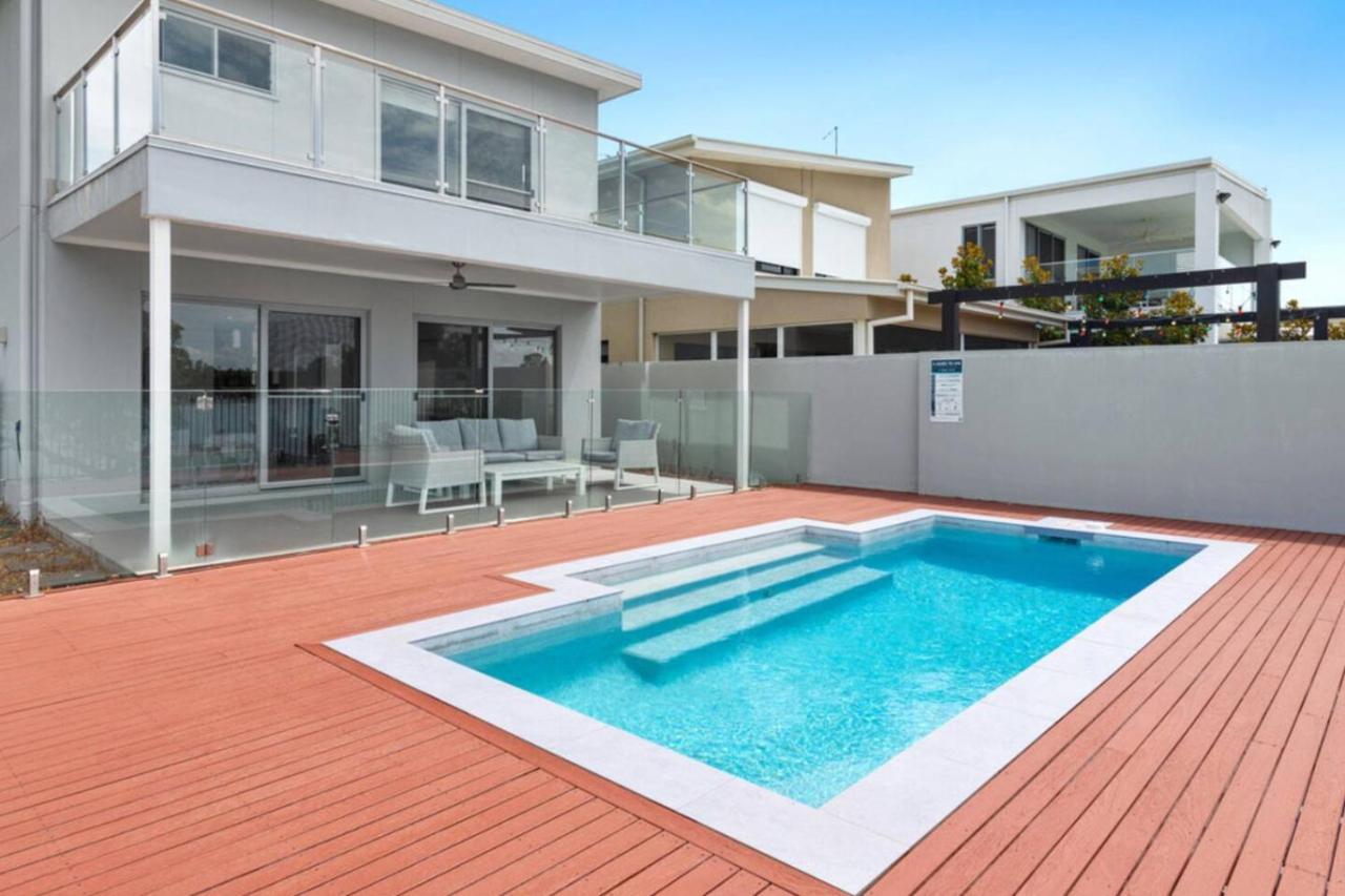 Waterfront Wonderland - Luxury Canal Front Villa w Pool - B&B