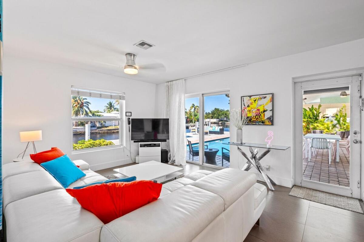 Waterfront Oasis with Pool, Sunset Views and Dock - B&B Fort Lauderdale