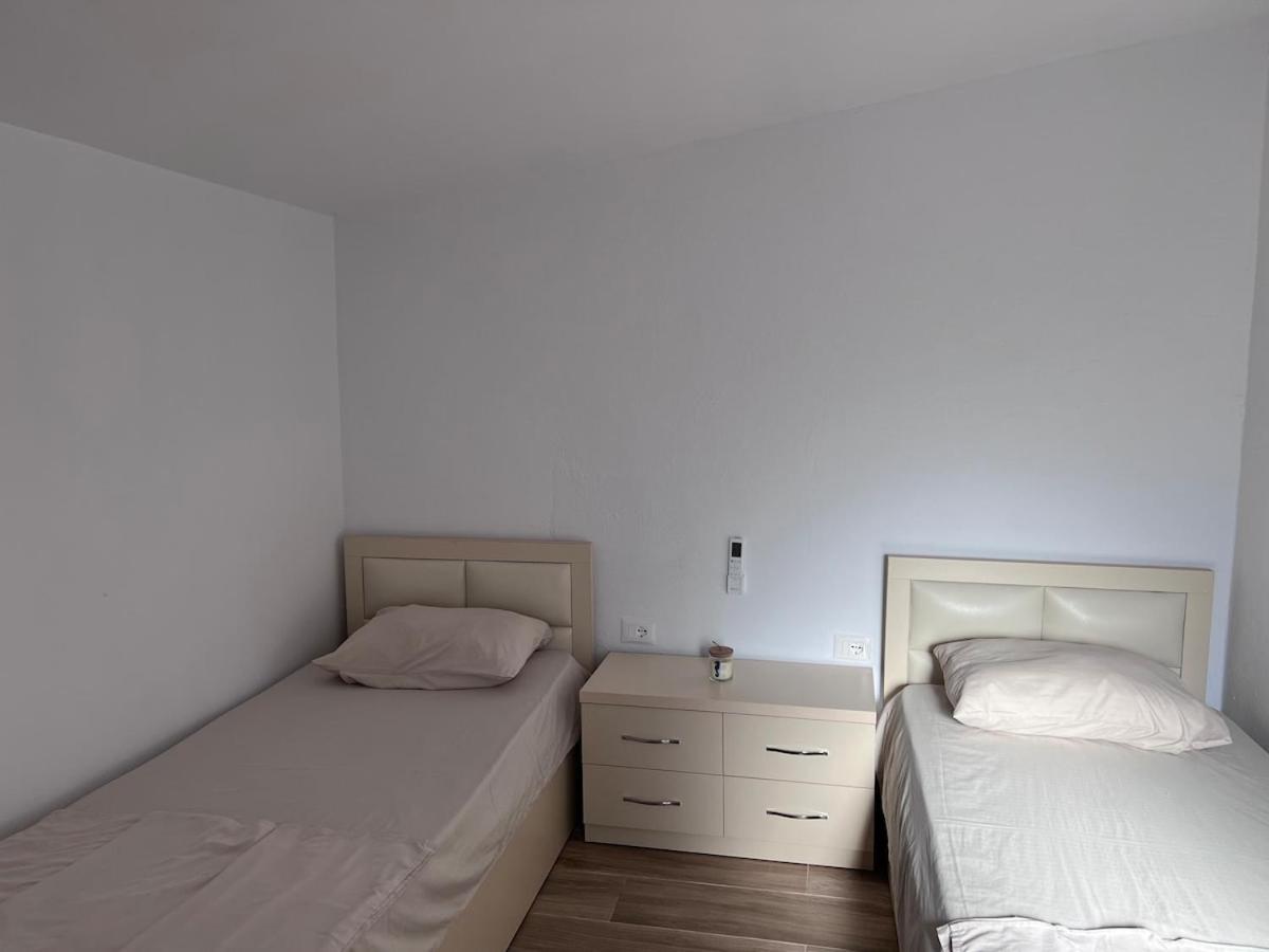Top Floor Apartment - Ferienwohnung Velipojë