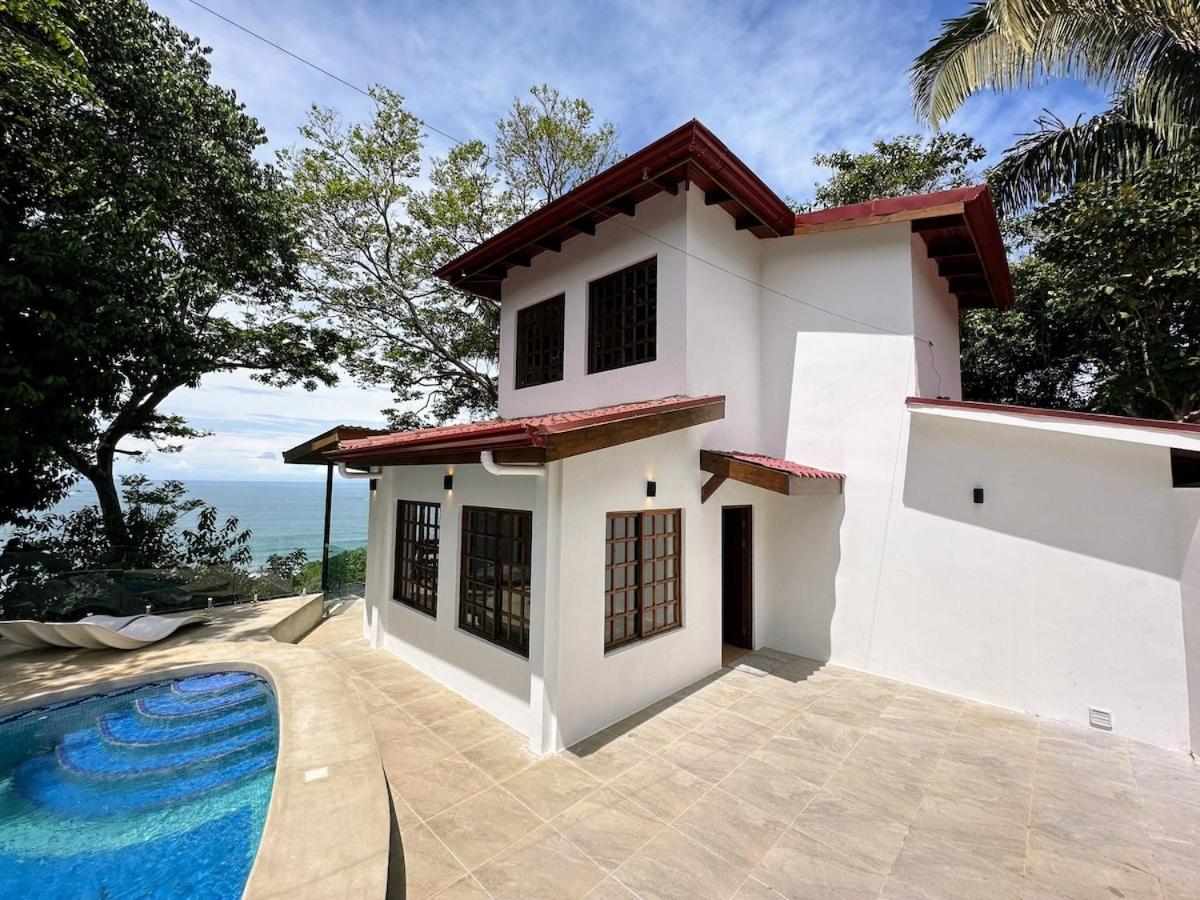 2 BD Villa with Sweeping Views of Manuel Antonio - Chambres d'hôtes Quepos