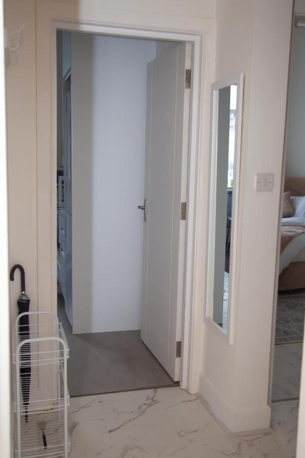 Seaside Rentals Bournemouth - Large 2BR, upto 8ppl and dog, beach 8min walk - B&B Bournemouth