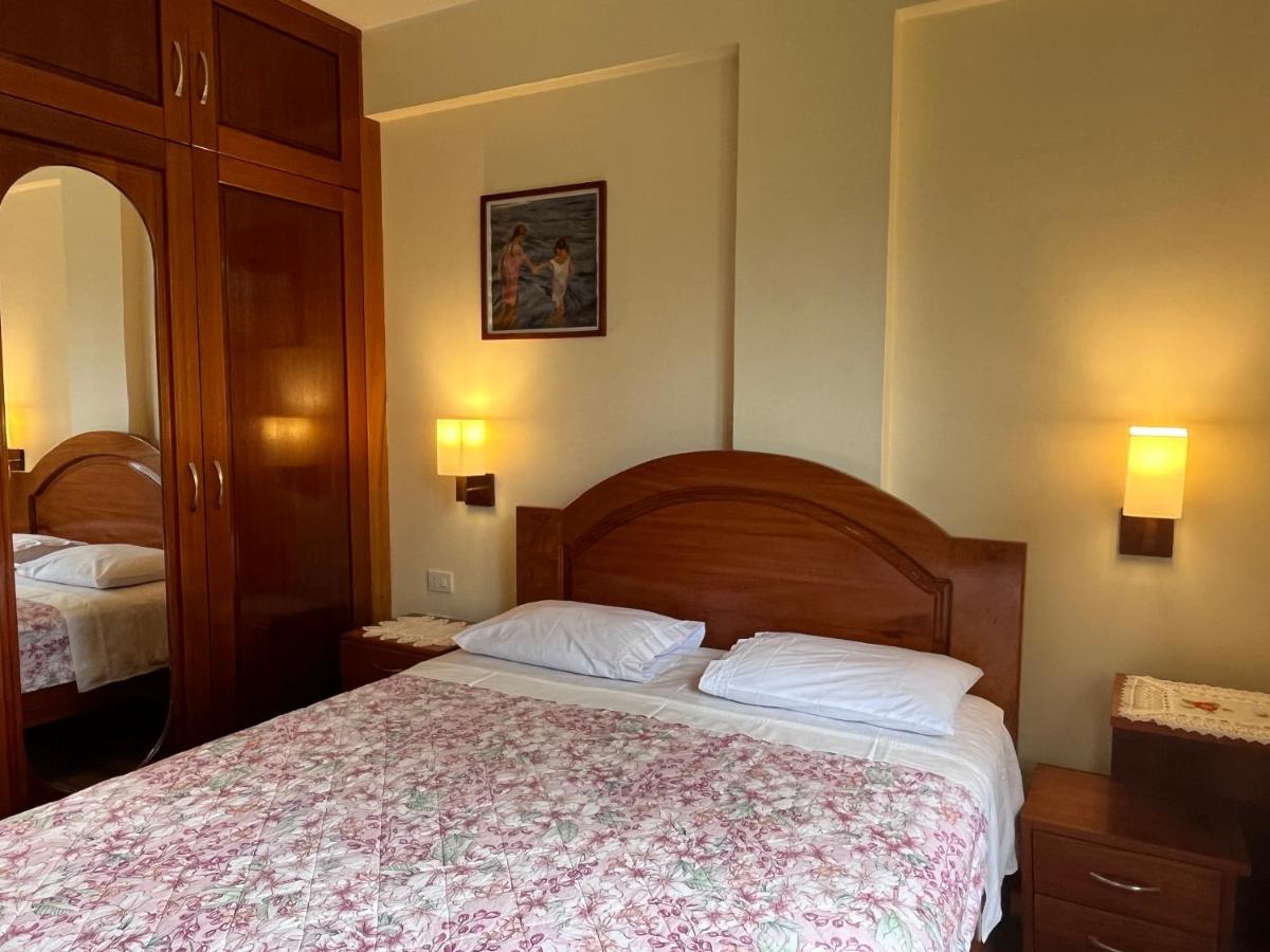Habitación con cama grande y vistas al jardín