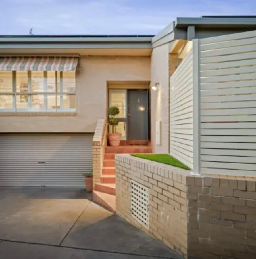Centrally located Stylish Villa on the Hill - B&B