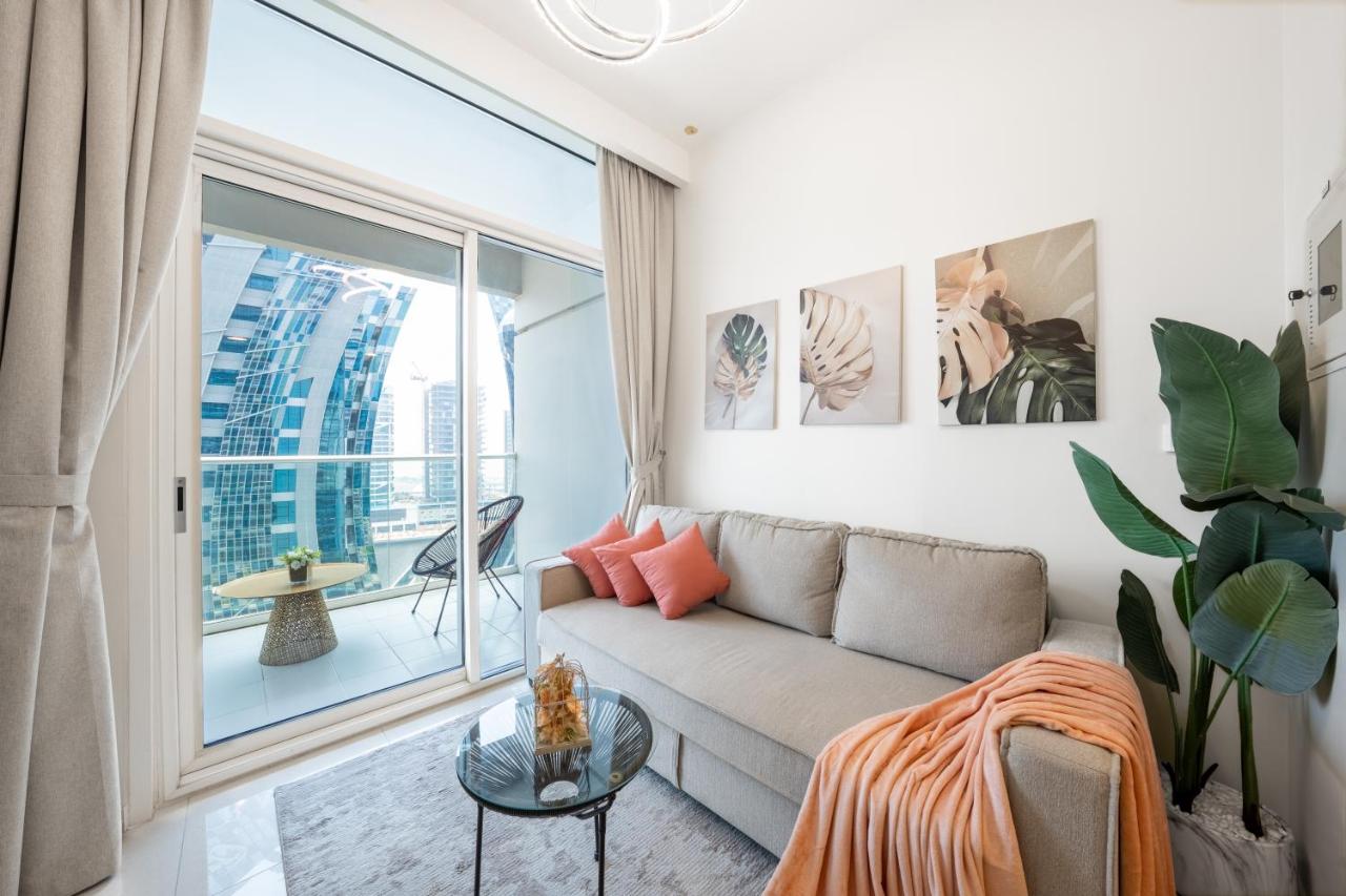 Chic 1-Bedroom Retreat with Stunning Canal View near Burj Khalifa & Business Bay - B&B