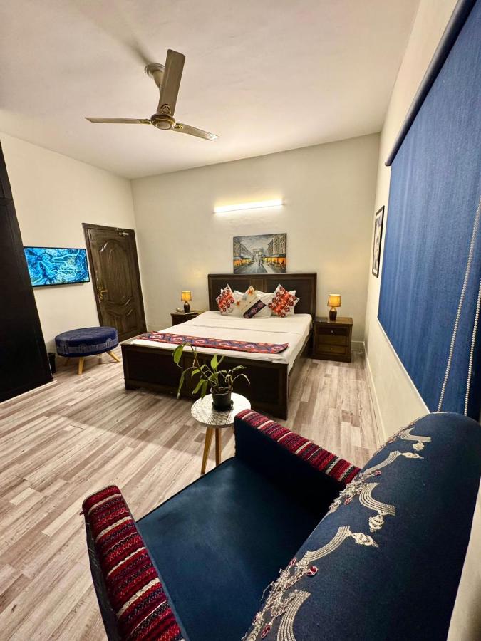 Habitación con cama extragrande.