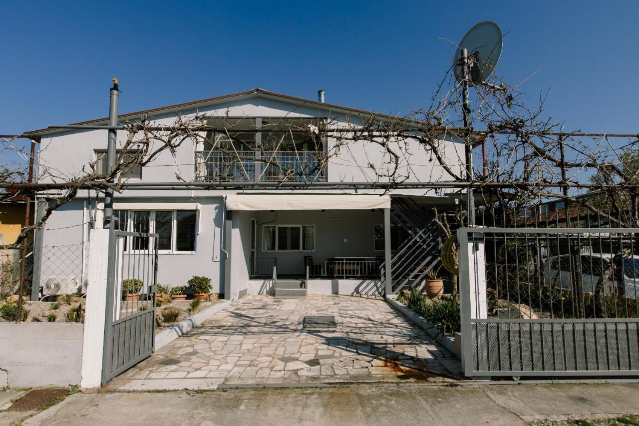 Ste's house at Macedonia Airport - B&B