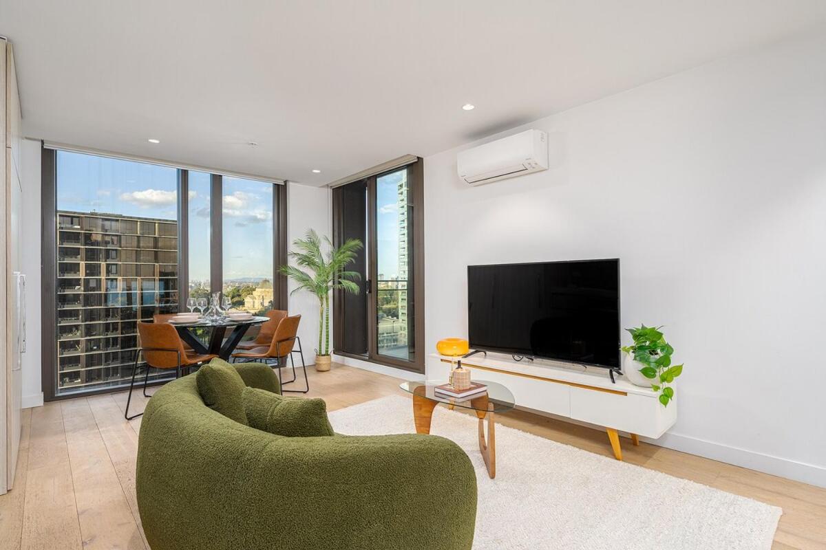 Luxury City View Apartment with Pool Gym & Parking - Chambres d’hôtes Melbourne