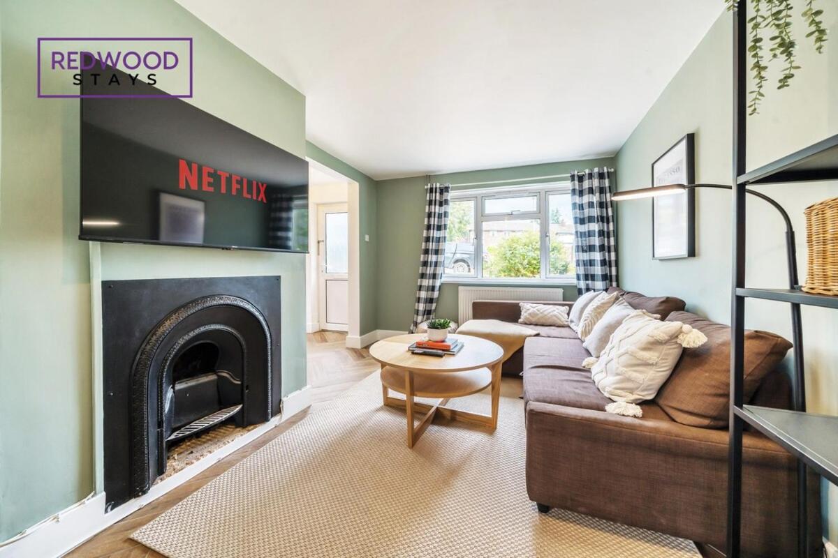 2 Bed 1 Bath House, Perfect for Corporate, Contractors & Families Free Parking, Garden, Netflix By Redwood Stays - Chambres d'hôtes Alton